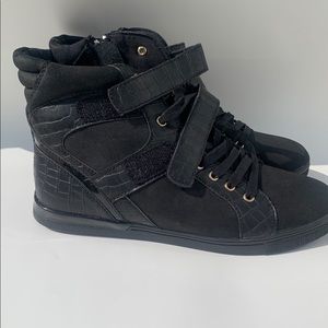 Black casual hi-top sneaker
